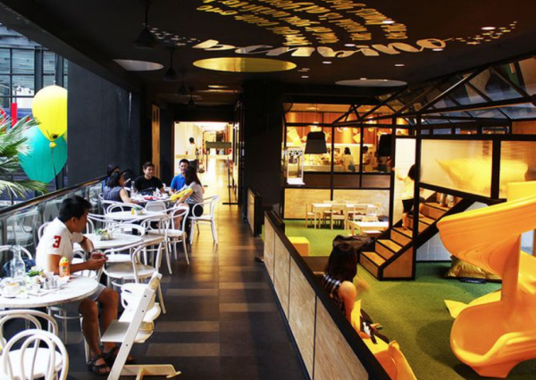 Desain kafe yang ramah anak dengan area bermain